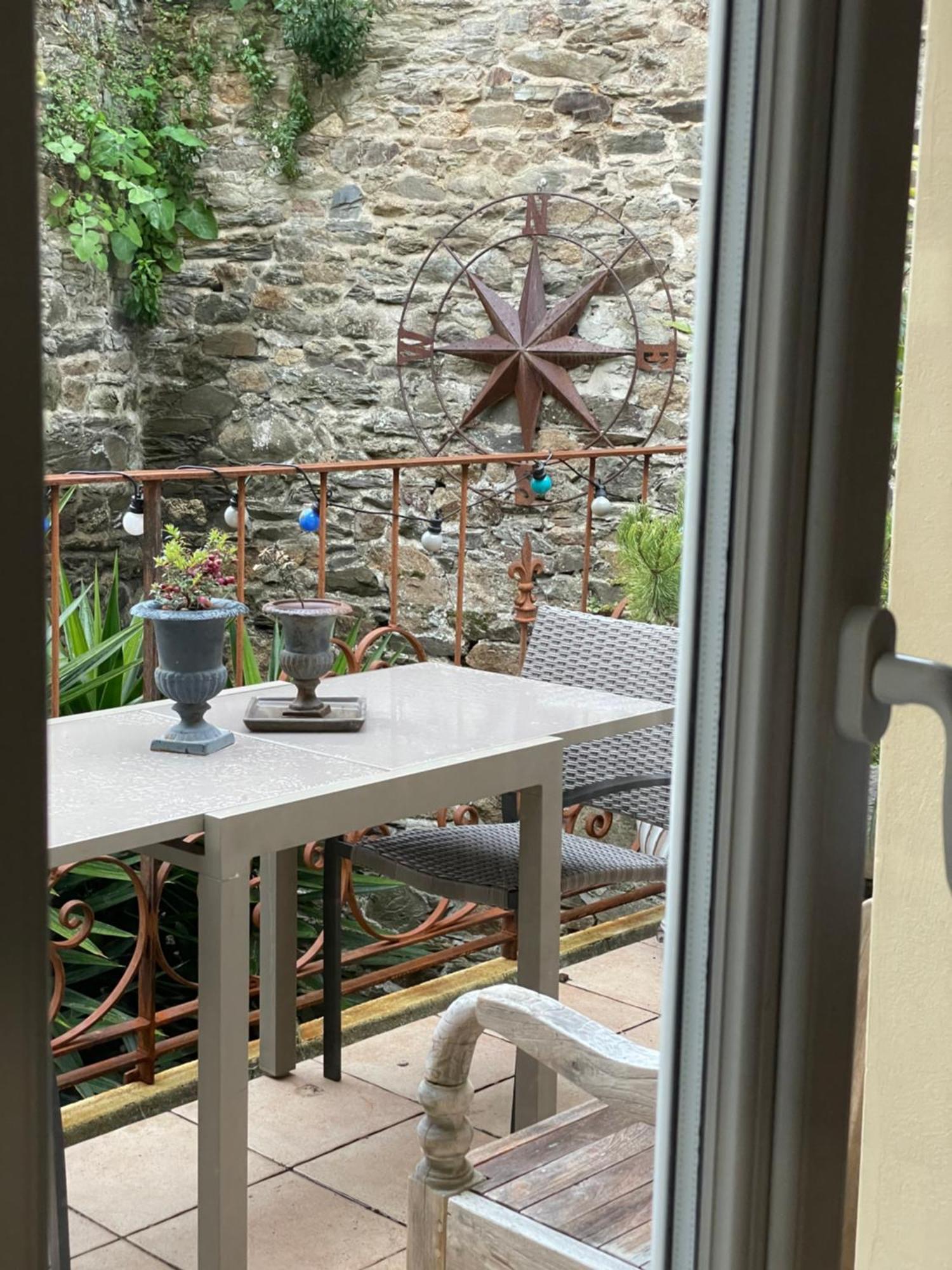 Appartement De 1634 Avec Balcon Au Sud Sur Jardin En Plein Coeur Historique Tréguier Exteriör bild