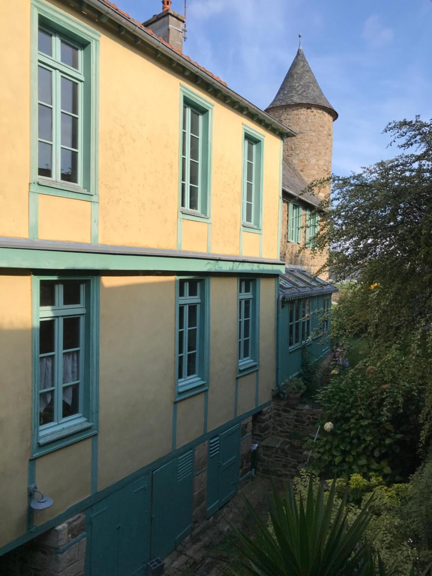 Appartement De 1634 Avec Balcon Au Sud Sur Jardin En Plein Coeur Historique Tréguier Exteriör bild