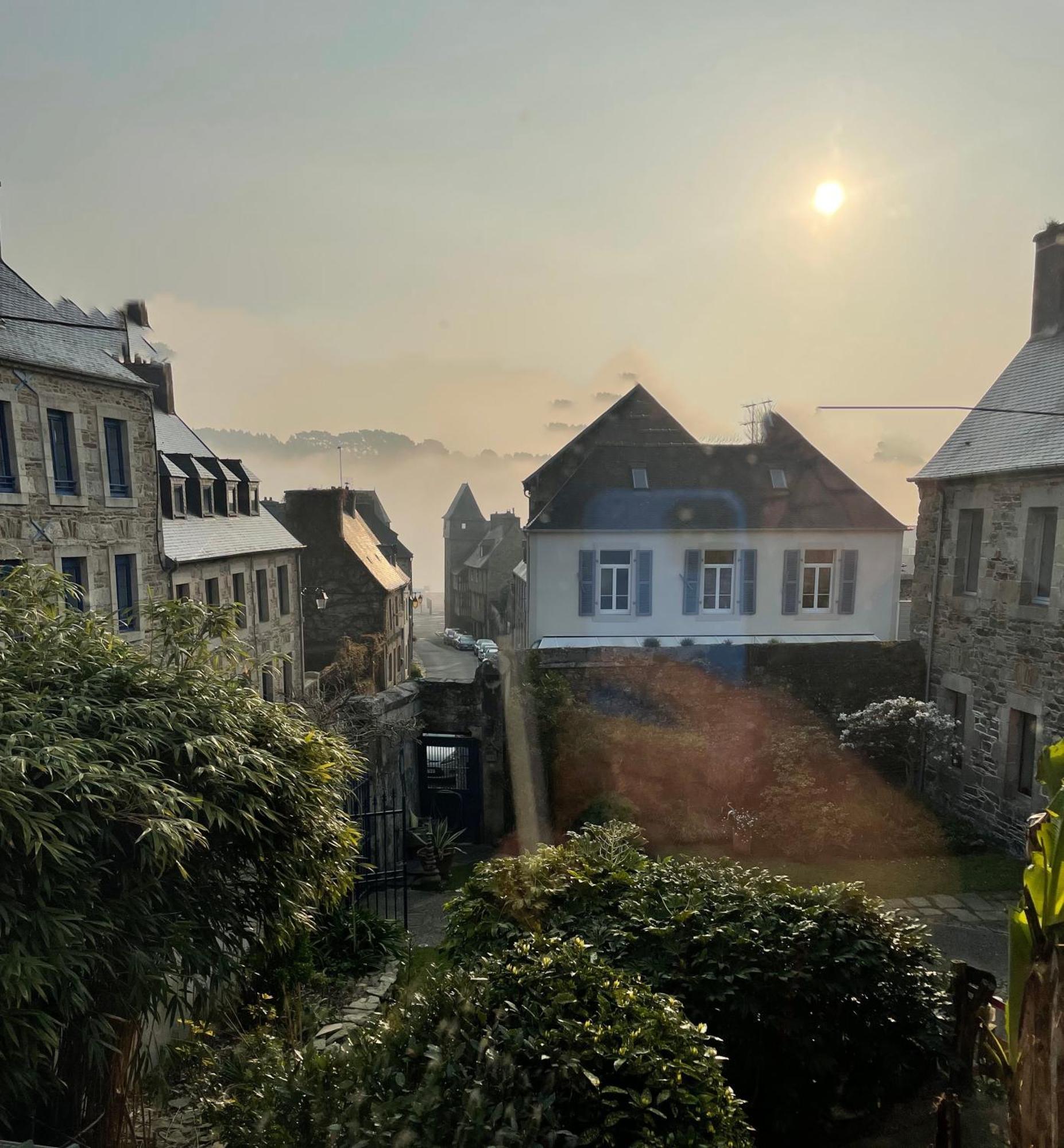 Appartement De 1634 Avec Balcon Au Sud Sur Jardin En Plein Coeur Historique Tréguier Exteriör bild